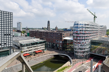 904049 Overzicht van een deel van het kantoor- en winkelcentrum Hoog Catharijne te Utrecht, vanaf het dak van het ...